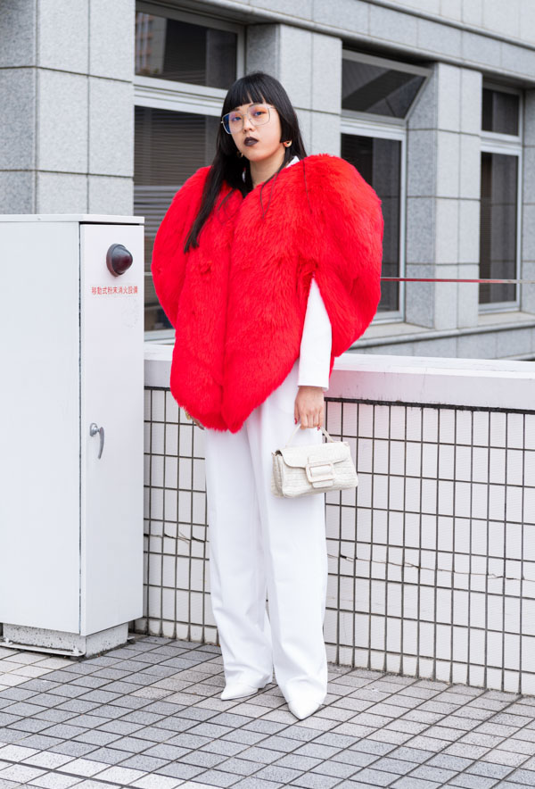 インパクトのあるハート型のファーコートが目を引く、山田真智子さん　-文化...