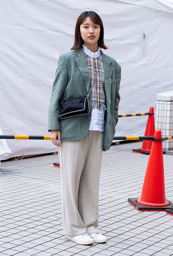 文化祭で購入したグリーンのジャケットがお気に入り、小林彩奈さん -文化学...