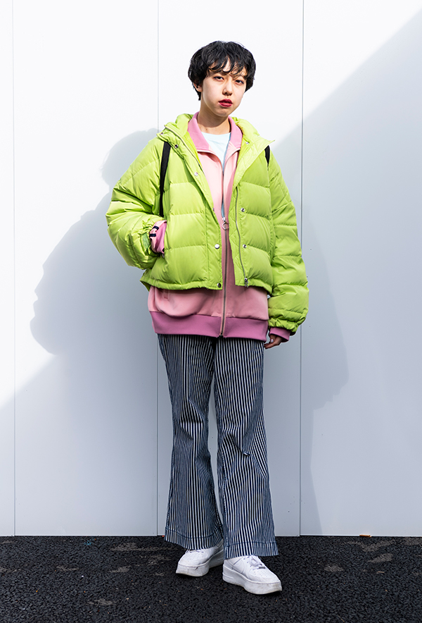 スポーティーな蛍光カラーのダウンジャケットが目を引く、増田綾乃さん