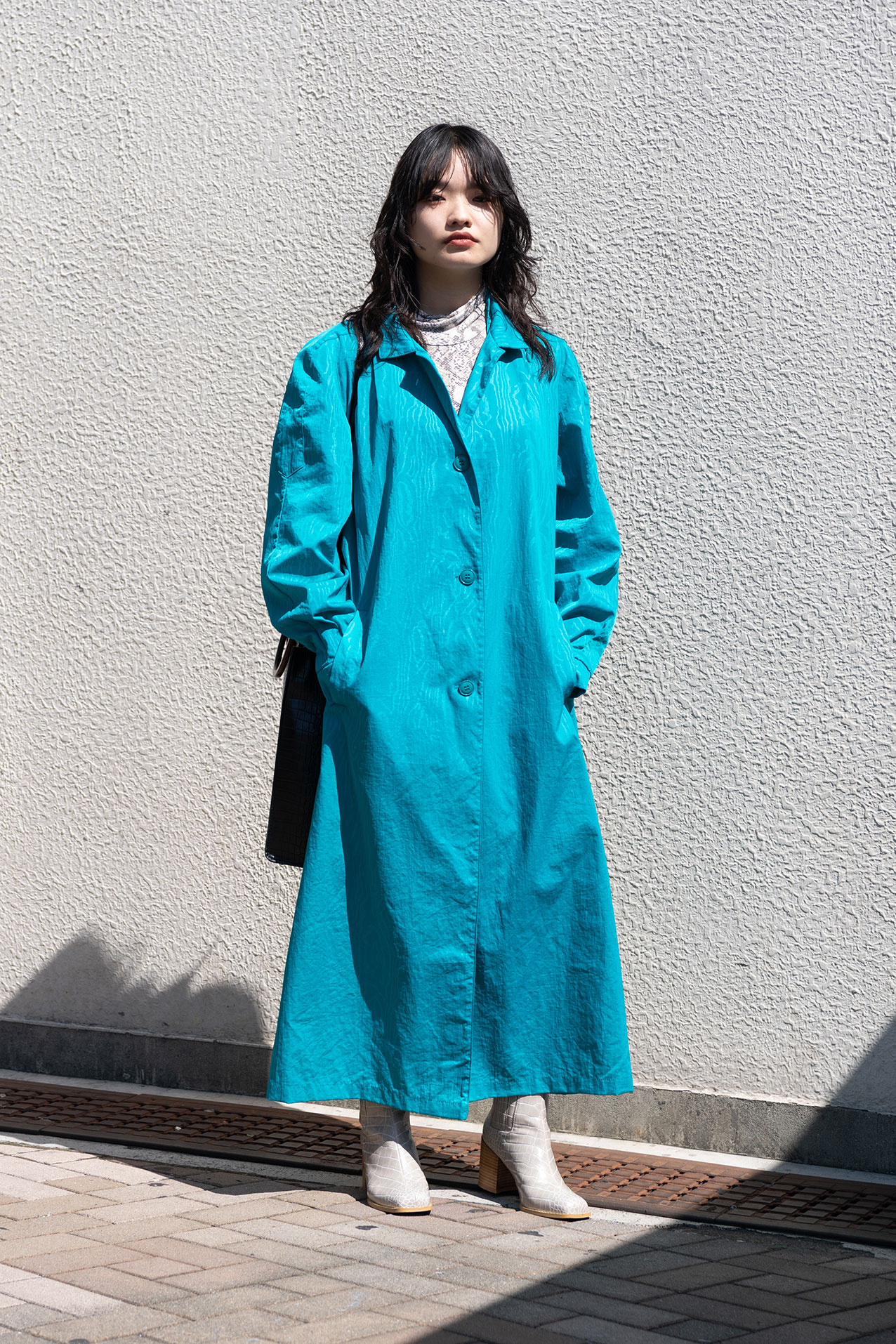 鮮やかなブルーのコートがポイント、前田海帆さん -文化服装学院卒業生2020...