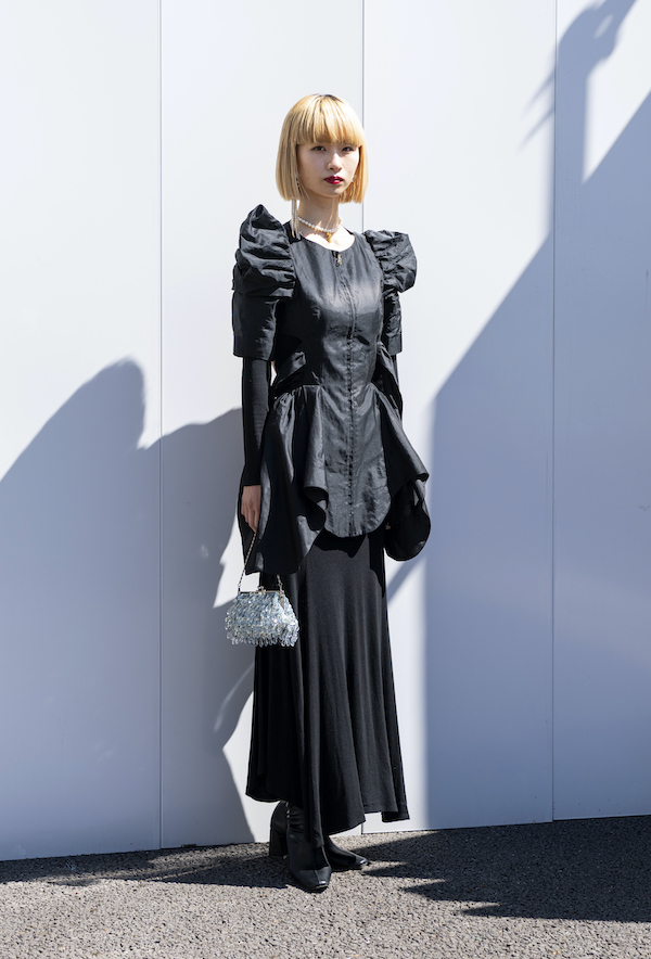 背中あきのブラックドレスを着こなした、佐山亜弥さん　-文化服装学院卒業式2021-
