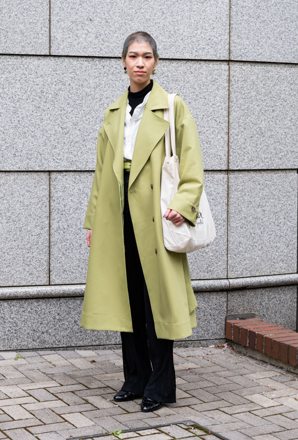 コートとベルトに差し色を取り入れた、田村朱里さん　-文化服装学院入学式2...