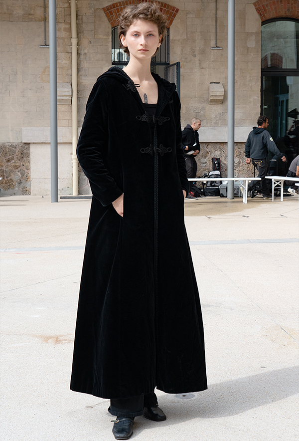 【パリの私スタイル】vol.04黒いビロードのモロッコ風コートをさらりと着こなして