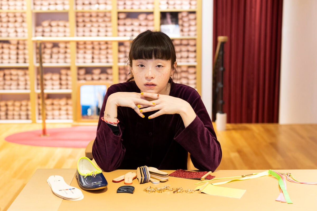 パリ発「レペット」の靴の歴史と、モトーラ世理奈さんが作った自分だけの一足