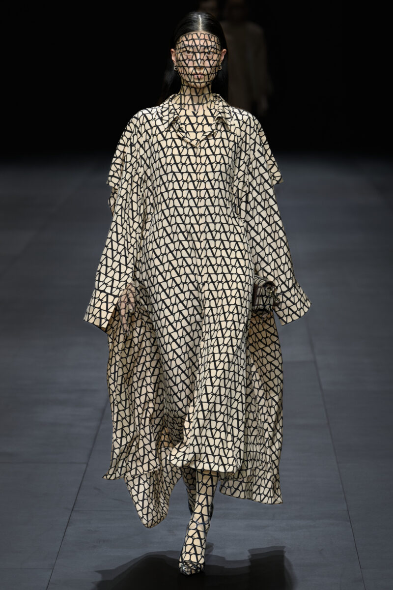 パリコレ2023SS】ヴァレンティノが2023年春夏コレクションを発表 – 装 