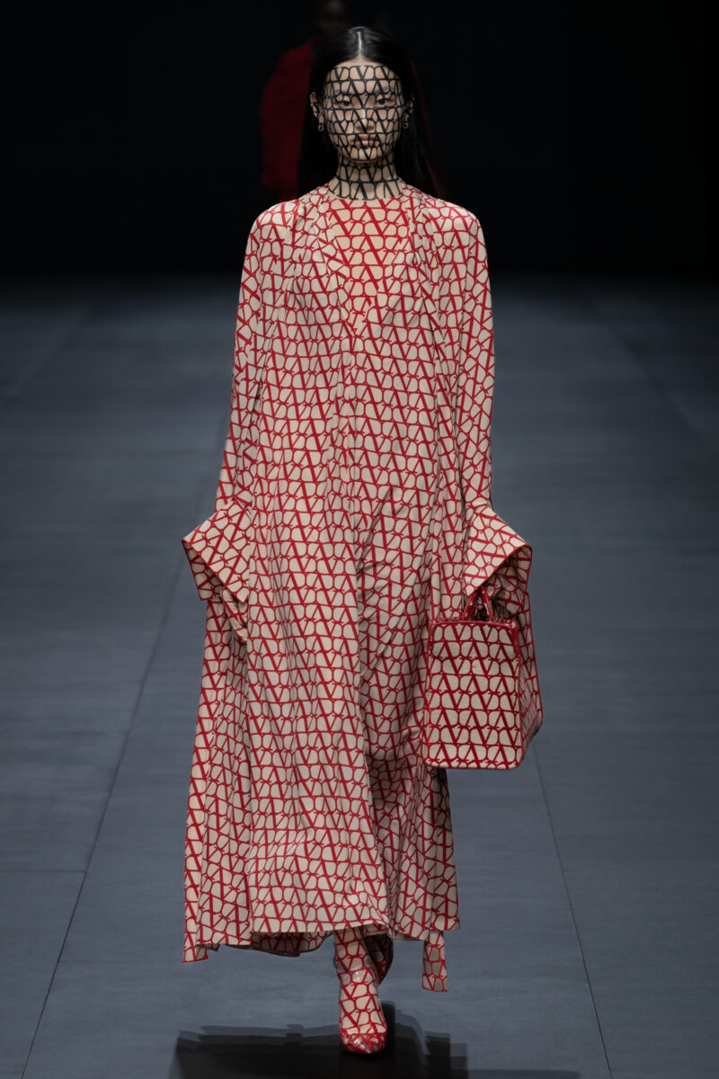 パリコレ2023SS】ヴァレンティノが2023年春夏コレクションを発表 – 装