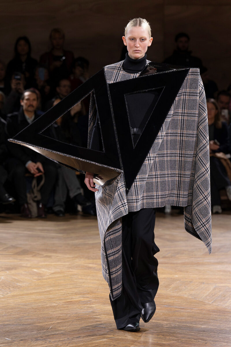 ジュンヤワタナベは造形物と服とのコントラストを表現。2024-’25年秋冬パリ...