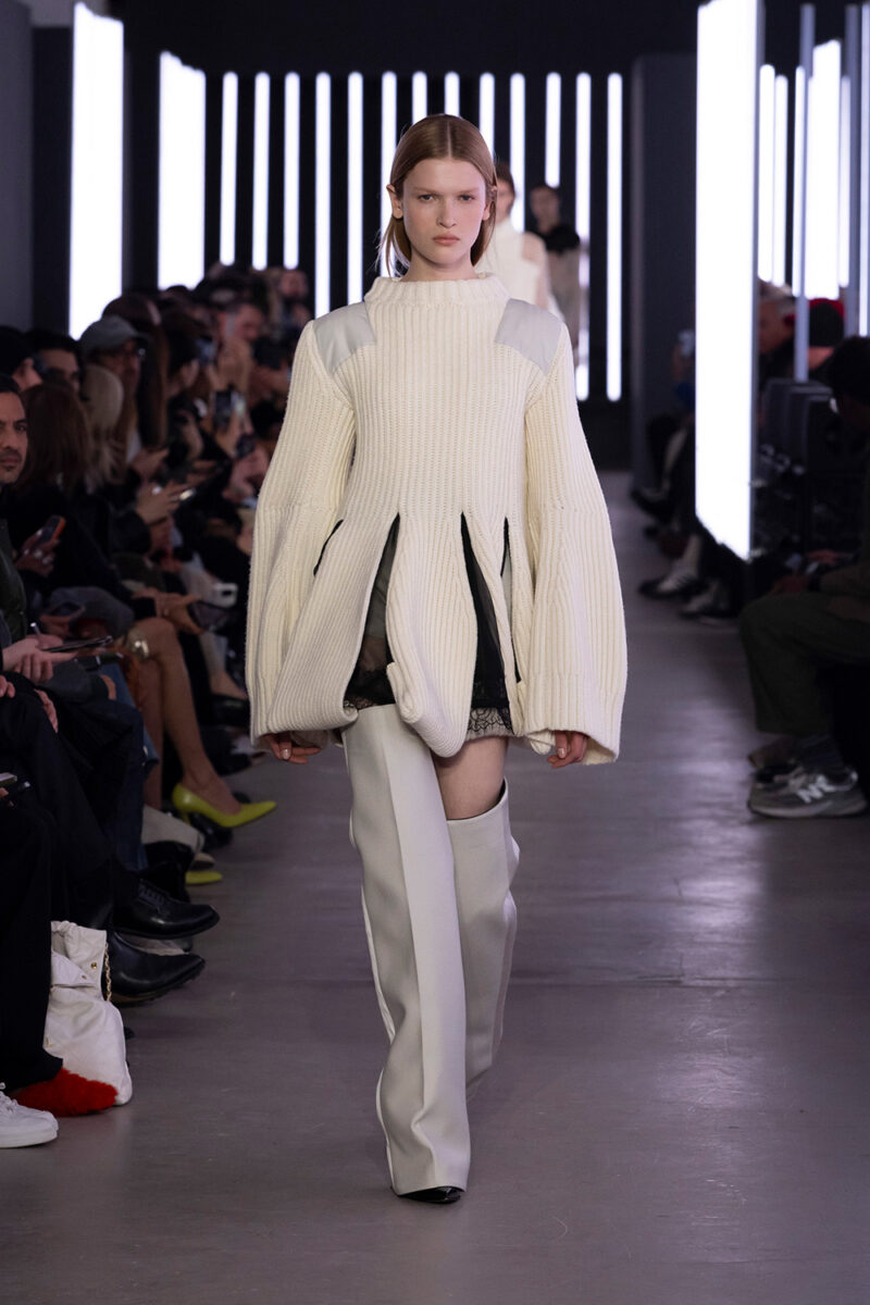 エモーショナルな安心感を与えるサカイの服。2024-’25年秋冬パリ・ファッションウィー...