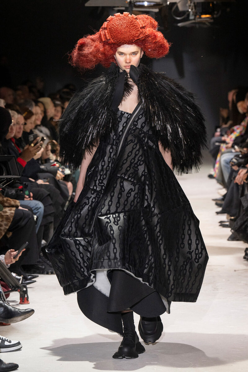 コム デ ギャルソンのテーマは "怒り"。2024-’25年秋冬パリ・ファッションウィークよ...