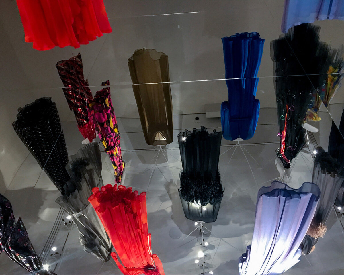 イヴ・サンローランの「透ける素材」だけを集めた展覧会がパリで開催中