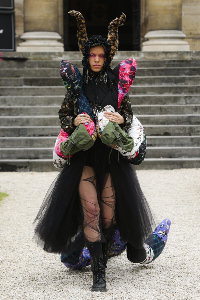 キディルはアーティストHo99o9とコラボ。2025年春夏パリ・メンズファッションウィーク...