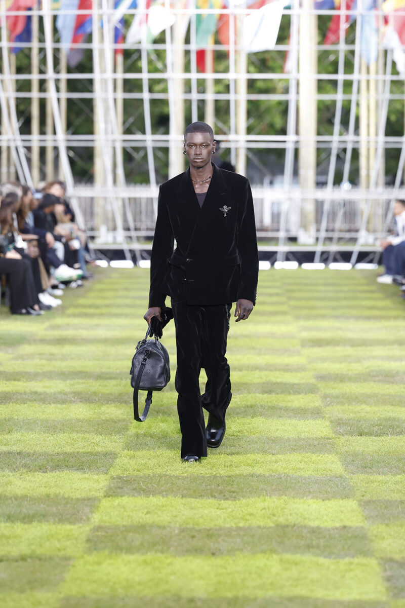 ルイ･ヴィトンは地球人が力強く団結。2025年春夏パリ・メンズファッション...