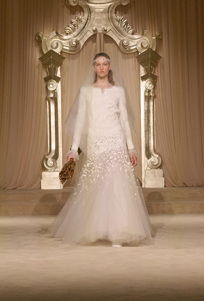 雪を彷彿とさせる 冬につけたくなるデザイン CHANEL ブローチ 雪を彷彿とさせる 冬につけたくなるデザイン CHANEL ブローチ 雪