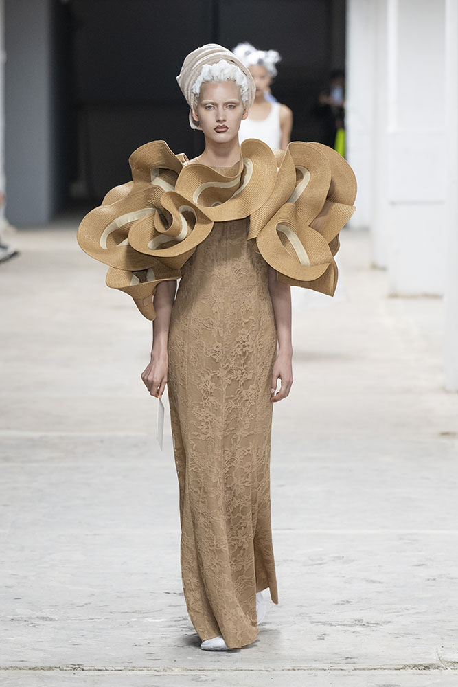 ジュンヤ ワタナベの素材革命、身近なものがアートなドレスに