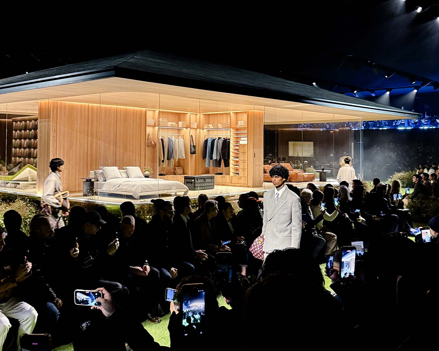 ルイ・ヴィトンが新作を発表2026-’27年秋冬パリ・メンズファッションウィークより