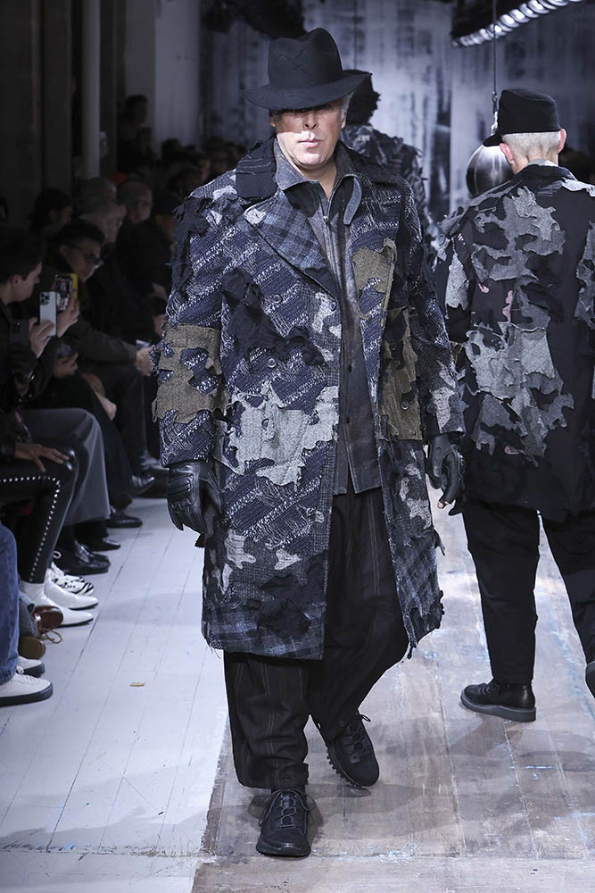詩的な闘志、ヨウジヤマモト プールオムのランウェイ。2026-'27年秋冬