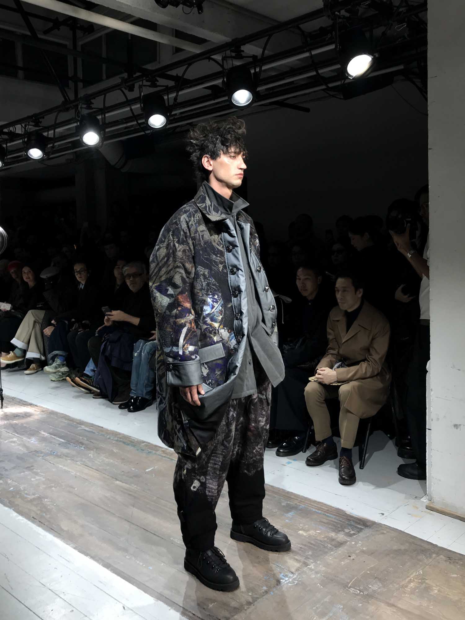 詩的な闘志、ヨウジヤマモト プールオムのランウェイ。2026-'27年秋冬