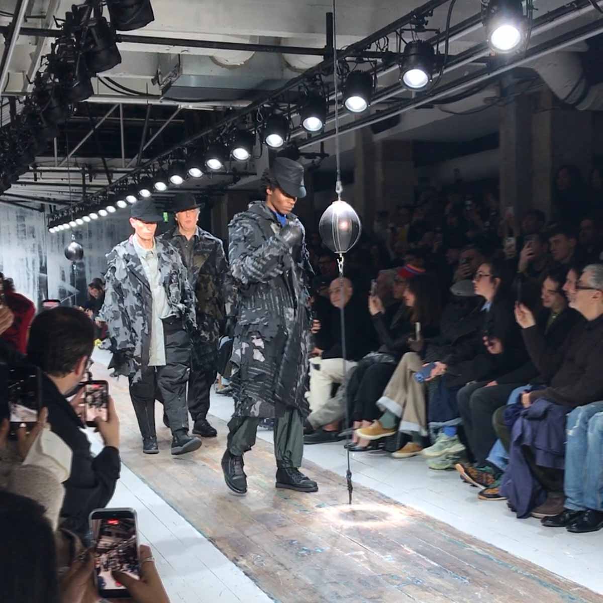 詩的な闘志、ヨウジヤマモト プールオムのランウェイ。2026-'27年秋冬