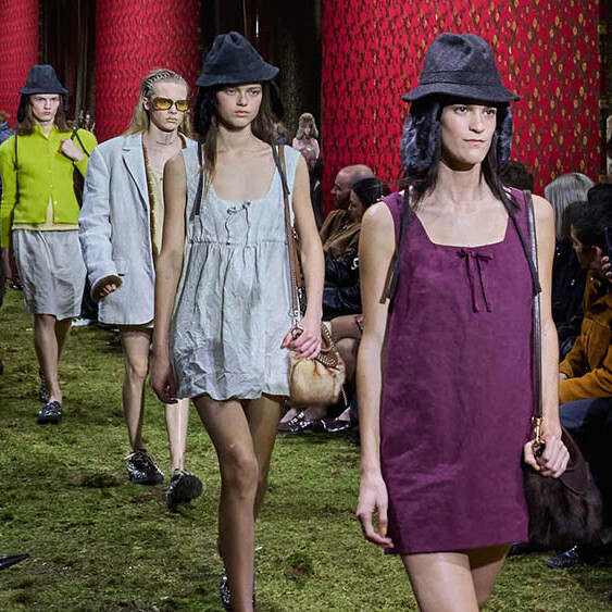 【パリ FW2026】ミュウミュウが新作を発表。TOMORROW X TOGETHERのヨンジュン（Yeonju...