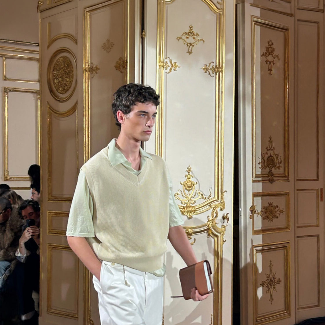 オーラリーは公園がイメージソースに。
2025年春夏パリ・メンズファッションウィークより