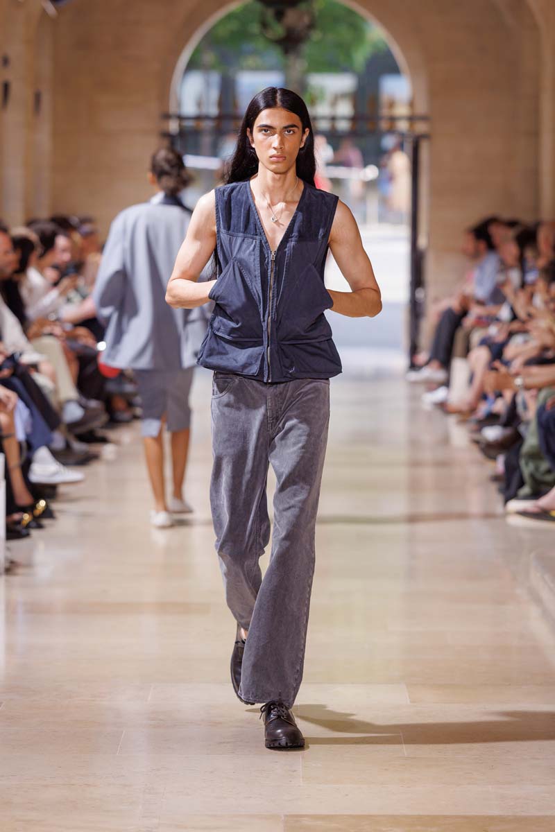 パリ・メンズ SS2027】オーラリーが描く、旅と日常の「あいだ」 | 装苑