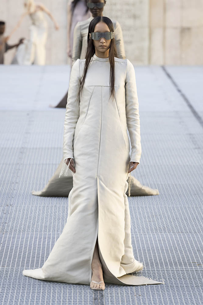 Model on the runway at the Rick Owens fashion show in Paris, Spring Summer 2027 Ready To Wear Fashion Week, Runway Look #001