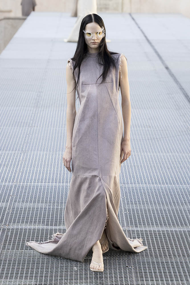 Model on the runway at the Rick Owens fashion show in Paris, Spring Summer 2027 Ready To Wear Fashion Week, Runway Look #003