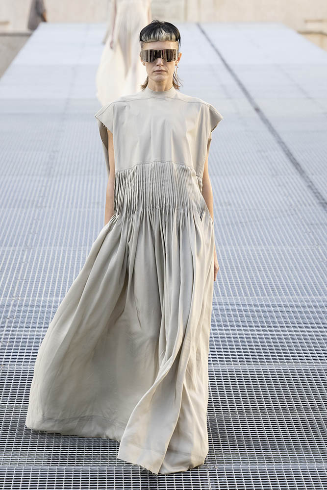 Model on the runway at the Rick Owens fashion show in Paris, Spring Summer 2027 Ready To Wear Fashion Week, Runway Look #007
