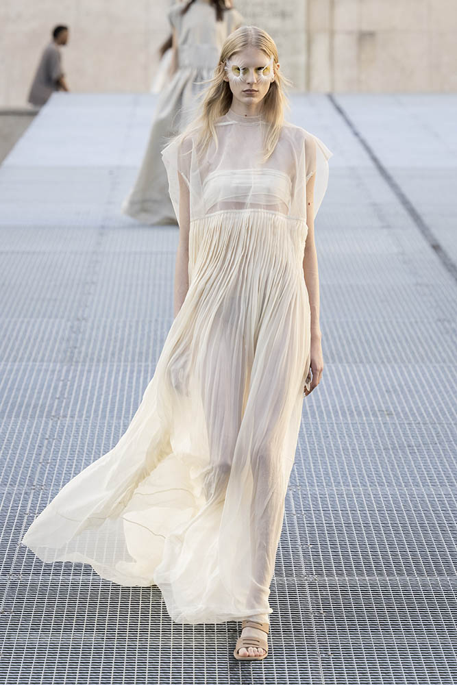 Model on the runway at the Rick Owens fashion show in Paris, Spring Summer 2027 Ready To Wear Fashion Week, Runway Look #008
