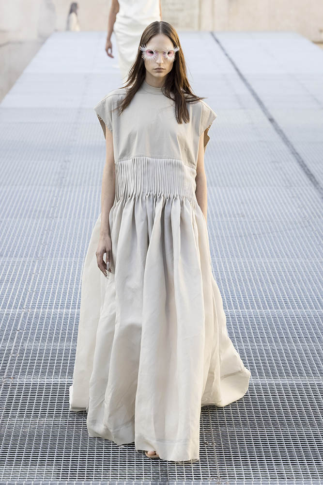 Model on the runway at the Rick Owens fashion show in Paris, Spring Summer 2027 Ready To Wear Fashion Week, Runway Look #009