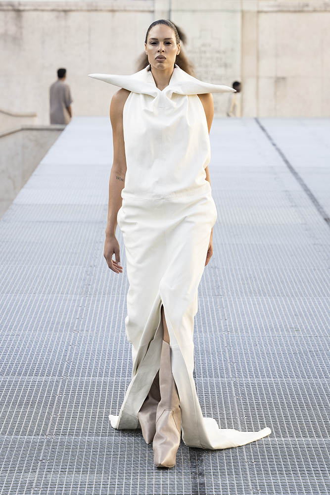Model on the runway at the Rick Owens fashion show in Paris, Spring Summer 2027 Ready To Wear Fashion Week, Runway Look #010