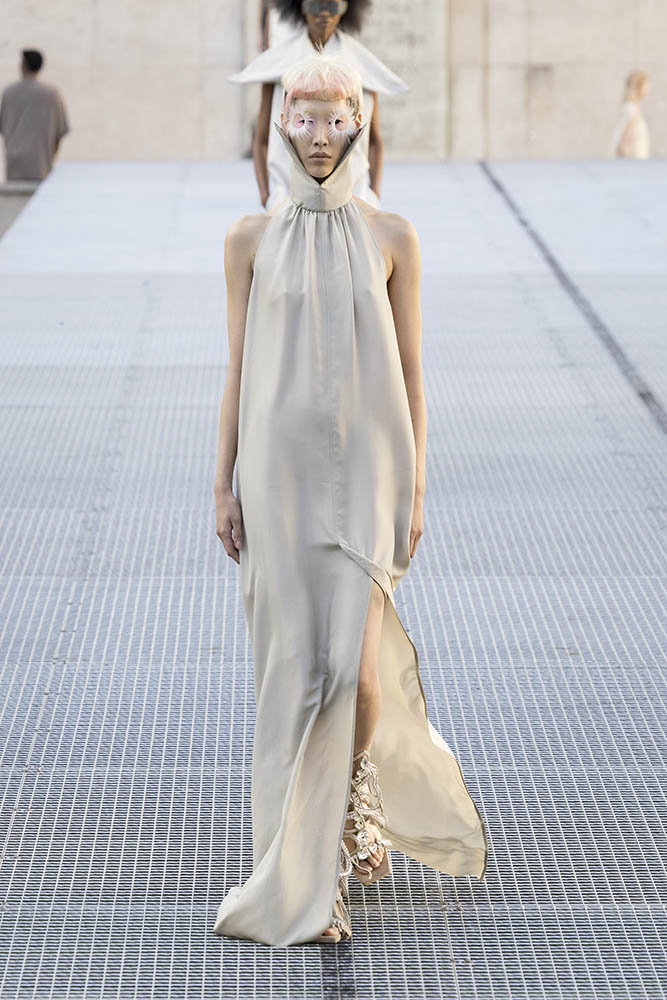 Model on the runway at the Rick Owens fashion show in Paris, Spring Summer 2027 Ready To Wear Fashion Week, Runway Look #014