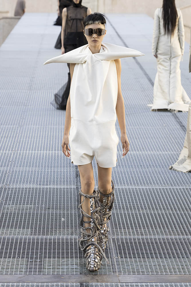 Model on the runway at the Rick Owens fashion show in Paris, Spring Summer 2027 Ready To Wear Fashion Week, Runway Look #016