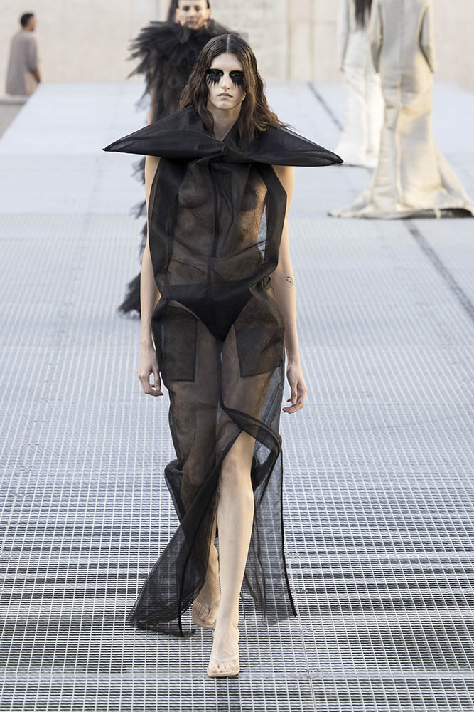 Model on the runway at the Rick Owens fashion show in Paris, Spring Summer 2027 Ready To Wear Fashion Week, Runway Look #018