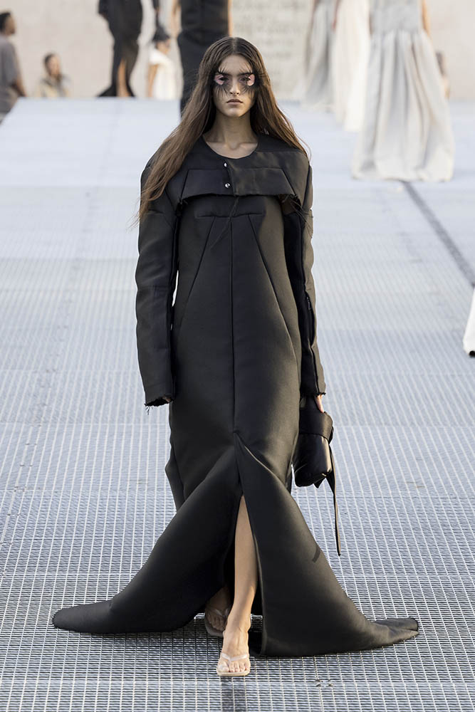 Model on the runway at the Rick Owens fashion show in Paris, Spring Summer 2027 Ready To Wear Fashion Week, Runway Look #022
