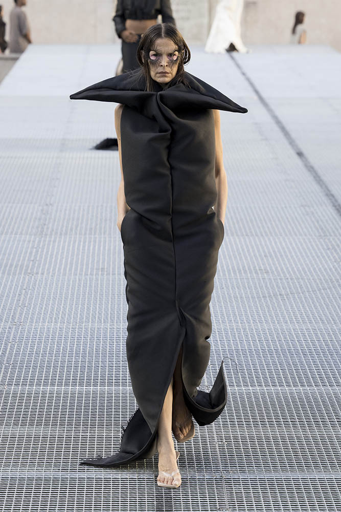 Model on the runway at the Rick Owens fashion show in Paris, Spring Summer 2027 Ready To Wear Fashion Week, Runway Look #023