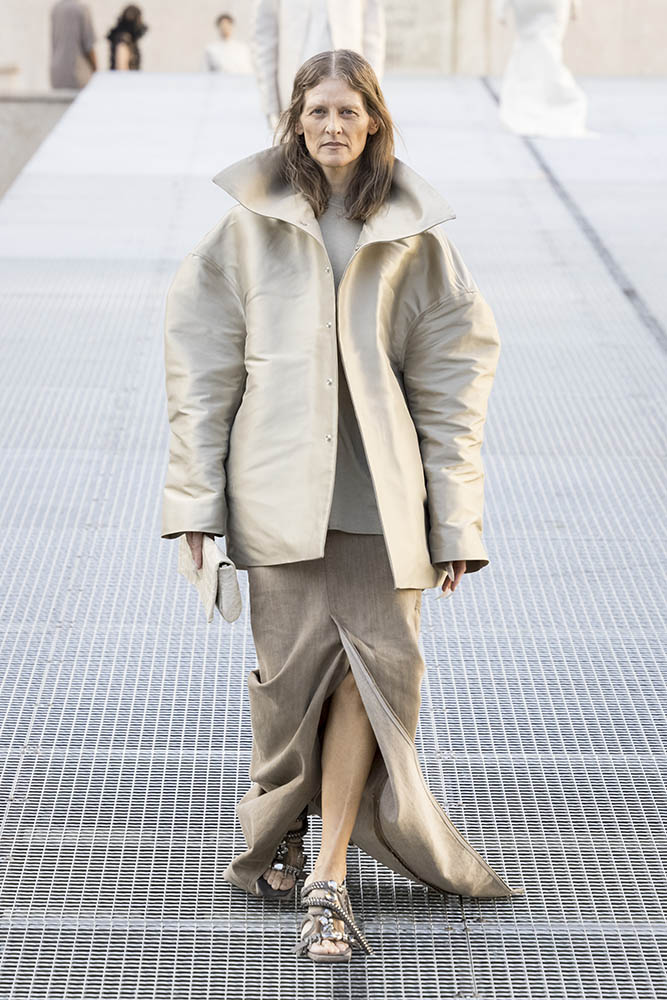 Model on the runway at the Rick Owens fashion show in Paris, Spring Summer 2027 Ready To Wear Fashion Week, Runway Look #025