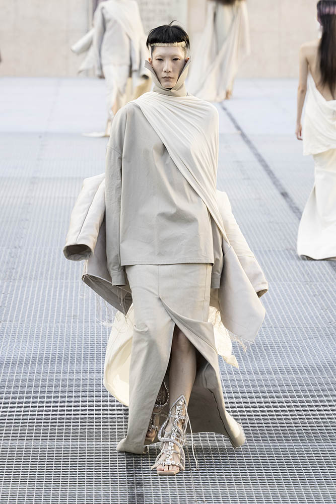 Model on the runway at the Rick Owens fashion show in Paris, Spring Summer 2027 Ready To Wear Fashion Week, Runway Look #027