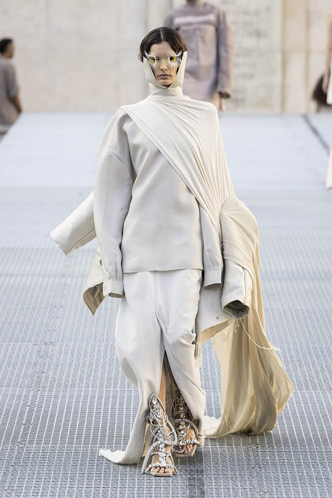 Model on the runway at the Rick Owens fashion show in Paris, Spring Summer 2027 Ready To Wear Fashion Week, Runway Look #028