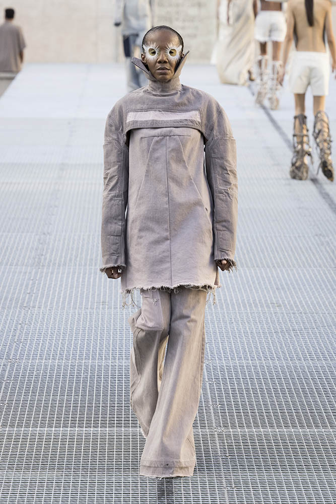 Model on the runway at the Rick Owens fashion show in Paris, Spring Summer 2027 Ready To Wear Fashion Week, Runway Look #029
