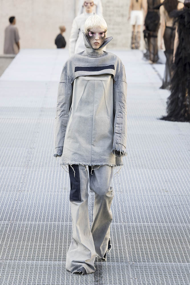Model on the runway at the Rick Owens fashion show in Paris, Spring Summer 2027 Ready To Wear Fashion Week, Runway Look #030