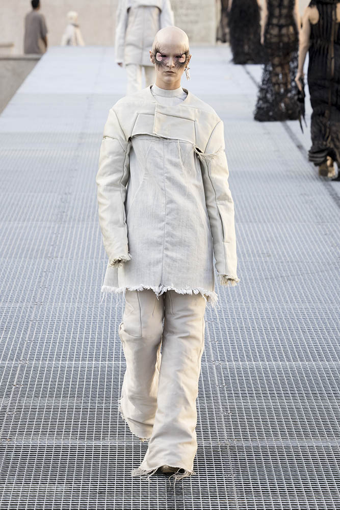 Model on the runway at the Rick Owens fashion show in Paris, Spring Summer 2027 Ready To Wear Fashion Week, Runway Look #031