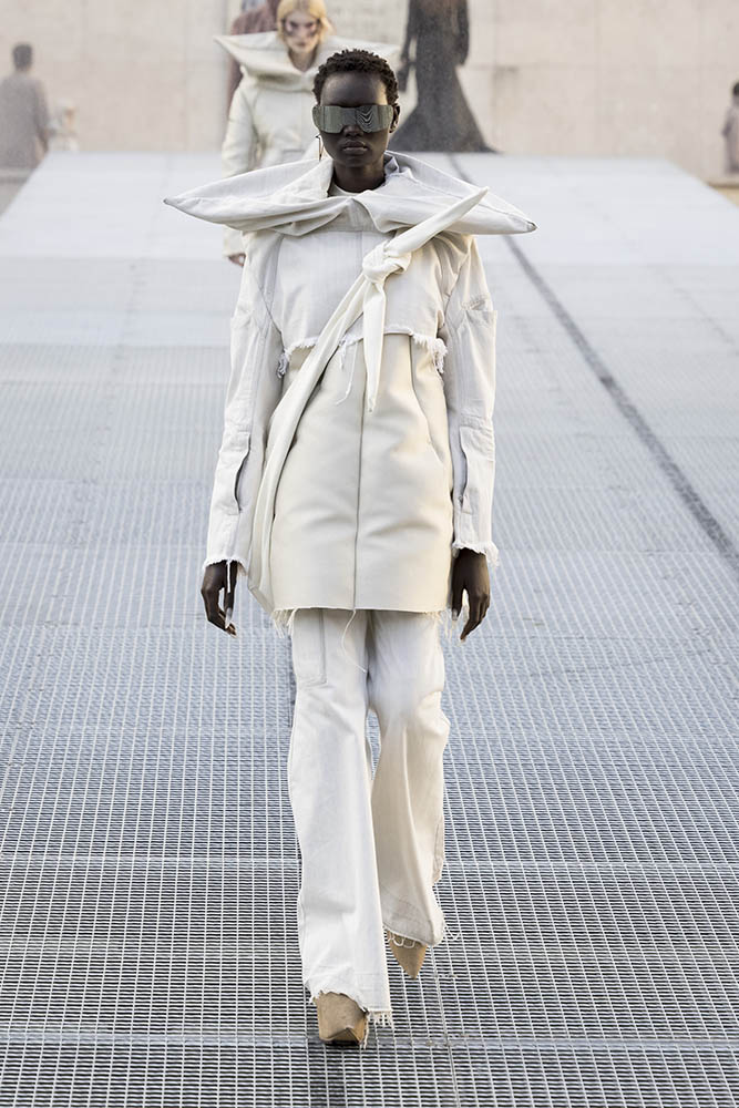 Model on the runway at the Rick Owens fashion show in Paris, Spring Summer 2027 Ready To Wear Fashion Week, Runway Look #033