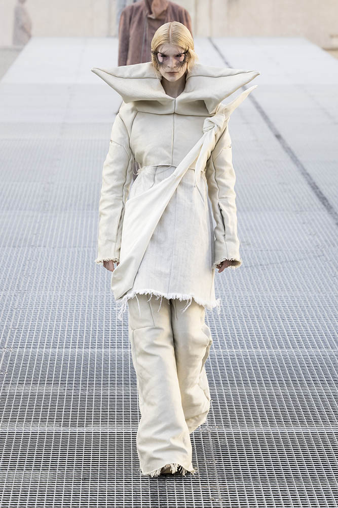 Model on the runway at the Rick Owens fashion show in Paris, Spring Summer 2027 Ready To Wear Fashion Week, Runway Look #034
