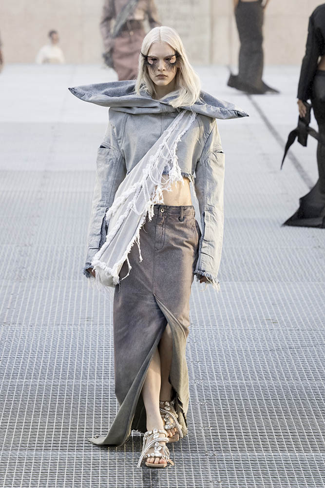 Model on the runway at the Rick Owens fashion show in Paris, Spring Summer 2027 Ready To Wear Fashion Week, Runway Look #037