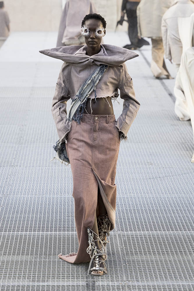 Model on the runway at the Rick Owens fashion show in Paris, Spring Summer 2027 Ready To Wear Fashion Week, Runway Look #038