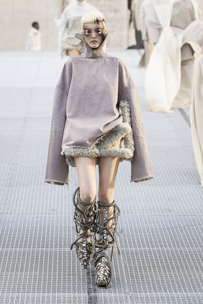 Model on the runway at the Rick Owens fashion show in Paris, Spring Summer 2027 Ready To Wear Fashion Week, Runway Look #039