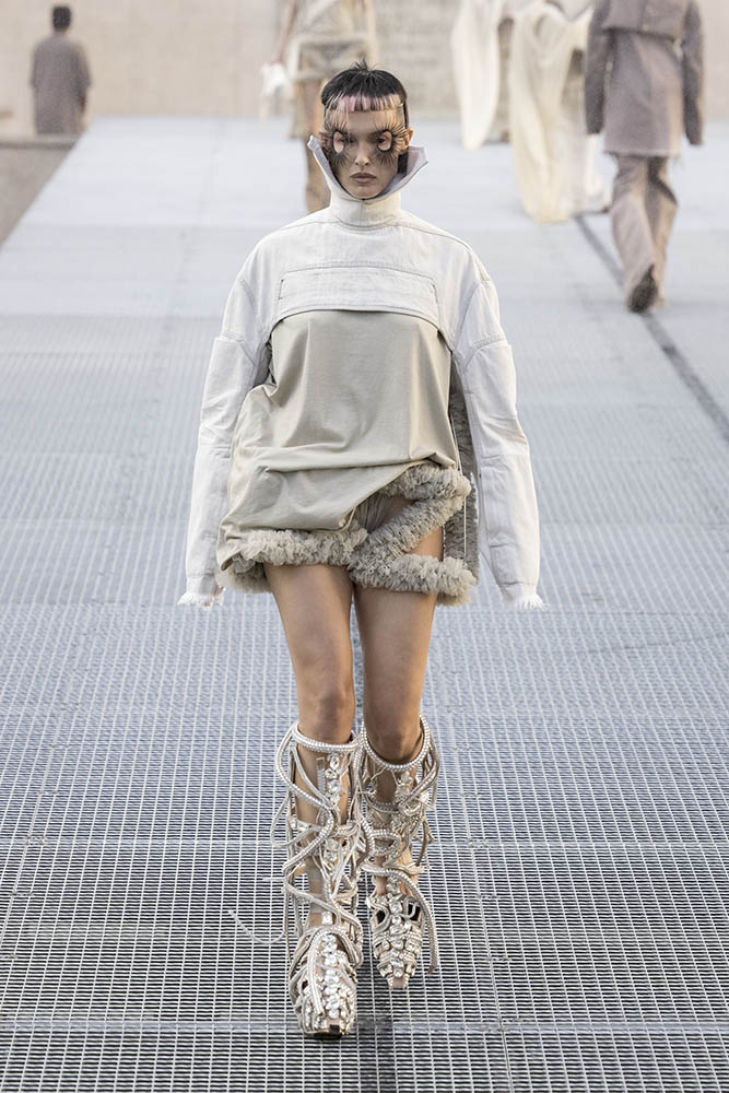 Model on the runway at the Rick Owens fashion show in Paris, Spring Summer 2027 Ready To Wear Fashion Week, Runway Look #040