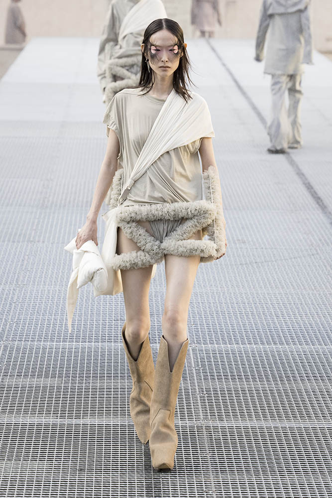 Model on the runway at the Rick Owens fashion show in Paris, Spring Summer 2027 Ready To Wear Fashion Week, Runway Look #041