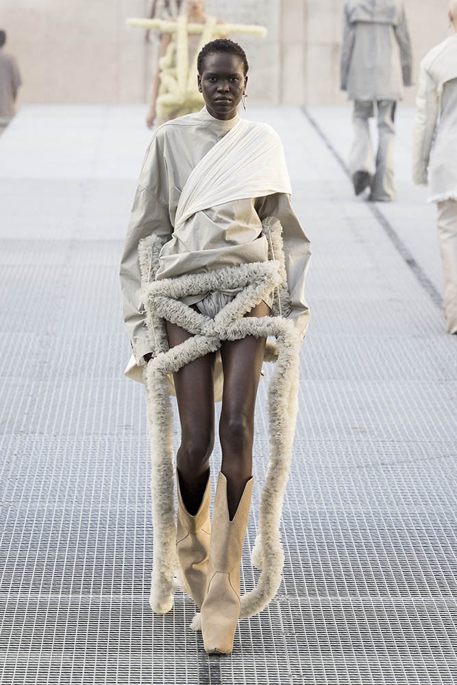 Model on the runway at the Rick Owens fashion show in Paris, Spring Summer 2027 Ready To Wear Fashion Week, Runway Look #042